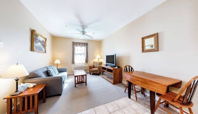 Lovely downtown Northeast Harbor suite near the water and near Acadia