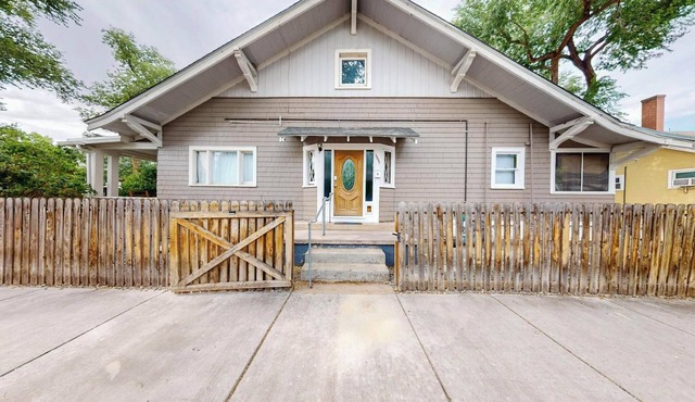 Lovely Historic 2bd/1ba home across from park, AC