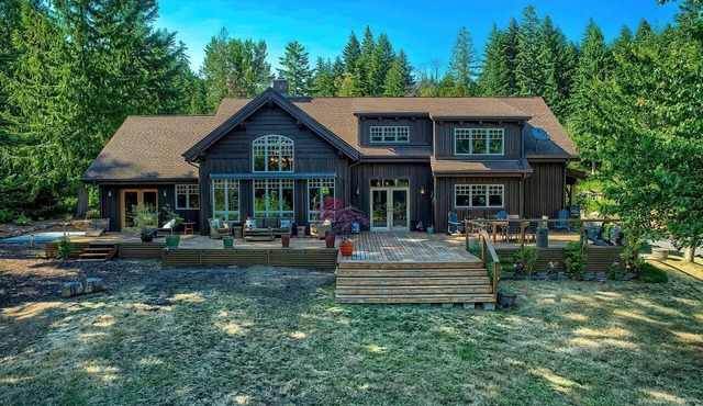 Luminous and Spacious Ski Cabin with Shared Hot Tub that Offers Stunning Landscapes of the Columbia River Gorge, Washington