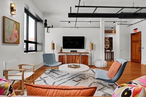 Luxe 220 Suite 1