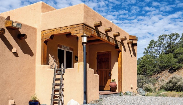 Luxe Adobe - 2-BR, 2-Bath townhouse, double-living rooms, cook's kitchen, cedar deck, garden