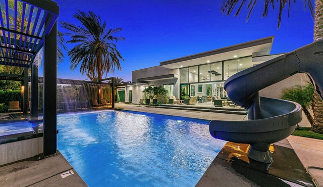 Luxe Estate: 11BR, Tennis, GameRM, Theater