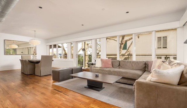 Luxe Executive Condo * 4/4 Entire Stand Alone Condo * Very Desirable Area * San Antonio Attractions