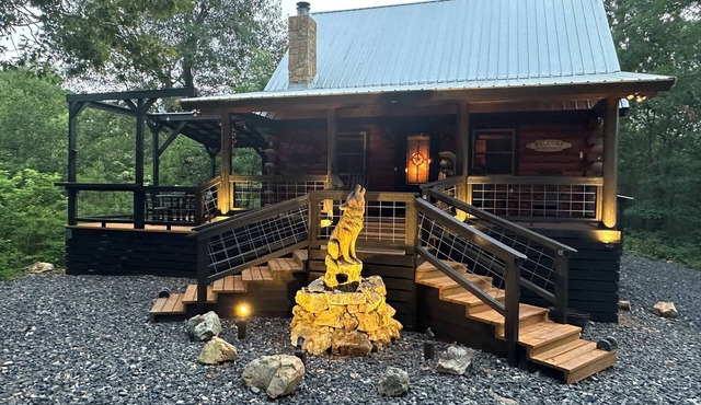 Luxurious and Rustic “Wolf Ridge Lodge” with Hot Tub - Sleeps 6 at Wolf Pen Gap