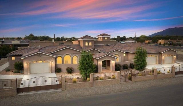 Luxurious North Valley Retreat, minutes to Balloon Fiesta Park, brewery & shops.