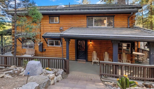 Luxurious & Peaceful Cabin Retreat nestled in the Pines. Escape to PineSong!