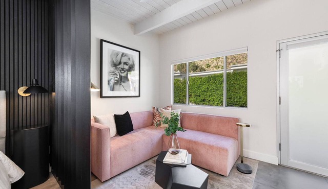 Luxurious Tennis Club Bungalow 2 with Mountain Views and Walks to Downtown Palm Springs!