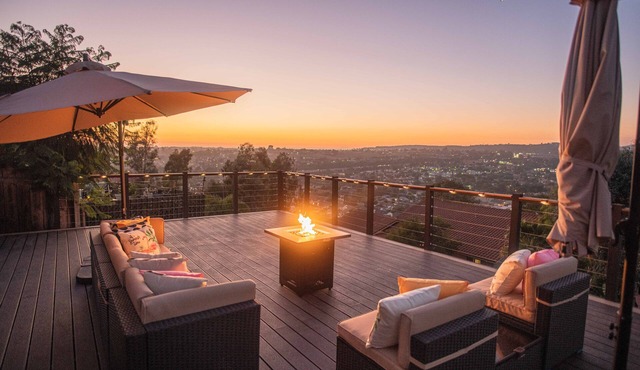 Luxury 3BR Home + Hot Tub & Large Deck Sunset View