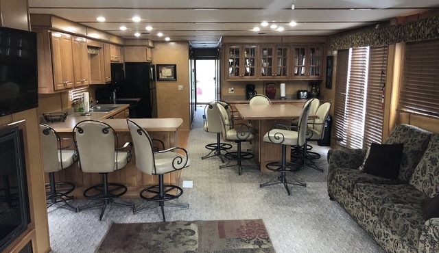 Luxury 75ft Houseboat w/Hot Tub, 30 min from Hot Springs, AR