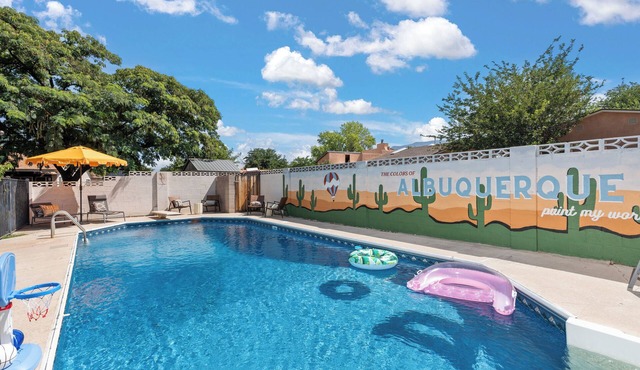 Luxury Amenity Paradise! Sleeps 18 - Pool, Hot Tub, Game Room, Golf, Fire Pit!