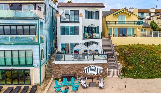 Luxury Beach House Sleeps 8 sandy private beach 4 Bath 2 Kitchens Garage & More