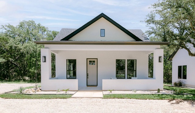 Luxury Bungalow 2 miles to Gruene Hall, 10 miles to Whitewater Amphitheater