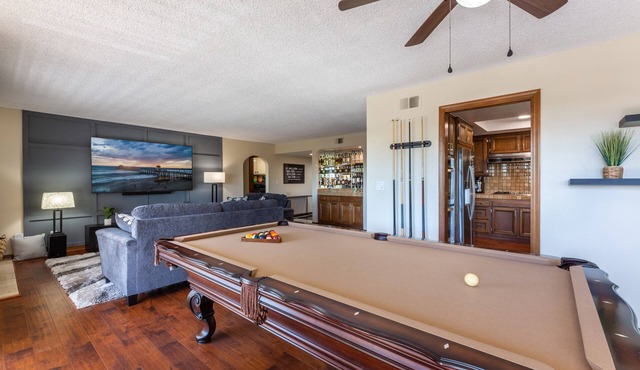 Luxury Condo in Prime Location! Close to Shopping and Beaches.