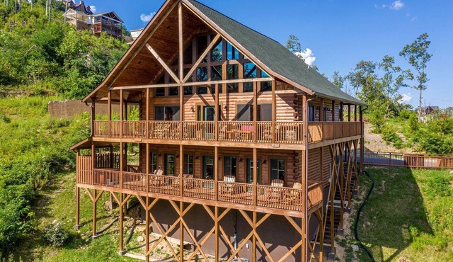 Luxury Cozy Cabin with Swimming Pool, Hot-tub and Stunning Panoramic Views in Gatlinburg, Tennessee