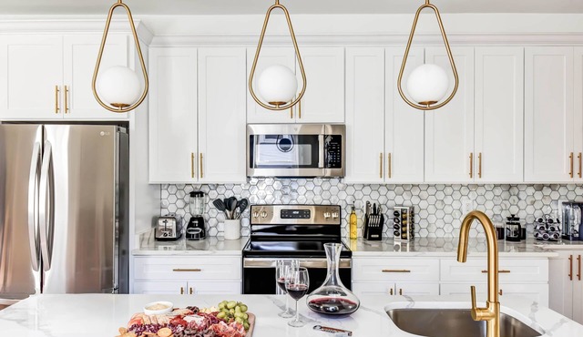 Luxury DC-Themed 6BR + Parking | 2 Blocks to Metro in Washington