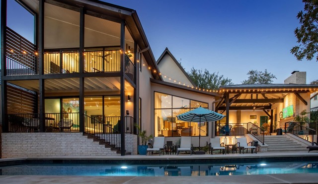 Luxury home, lush private yard & pool, walk to Lake Austin & quick Uber Downtown