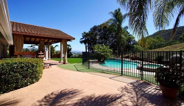Luxury King-Bed, Desk, Sofa, Fridge, 1 Acre Yard