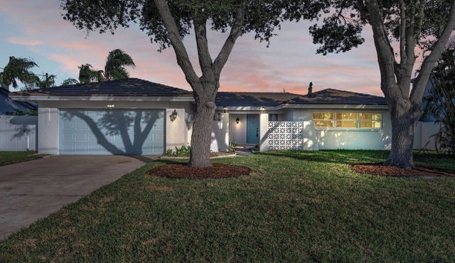 Luxury Modern Home - 8 minutes from the Beach