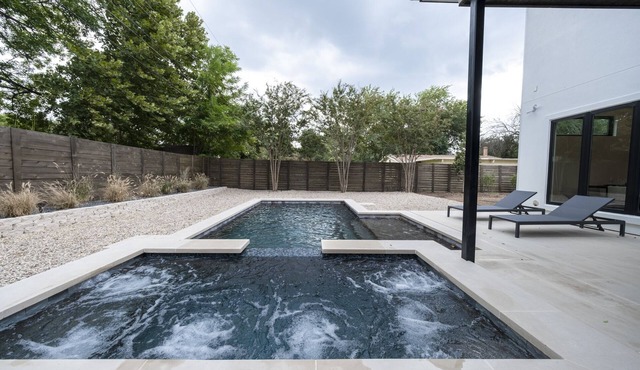 Luxury New Build, Private Pool and Spa, Sleeps 10 all King, 4 min to Dt