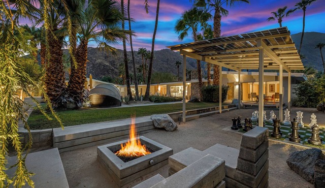Luxury Palm Springs Estate 3Bedroom House & 3 Casitas, Salt Water Pool & HotTub