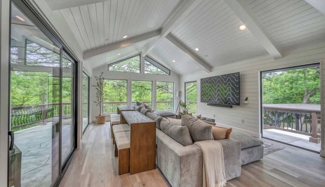 Luxury Riverfront Villa With Firepit & Gameroom!