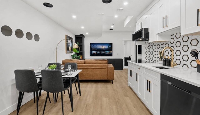 Luxury Suite on Shaganappi | Sleeps 4 | Private