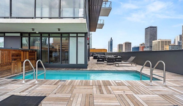 Luxury Sunset Suite - Downtown, full kitchen, private balcony with FREE parking