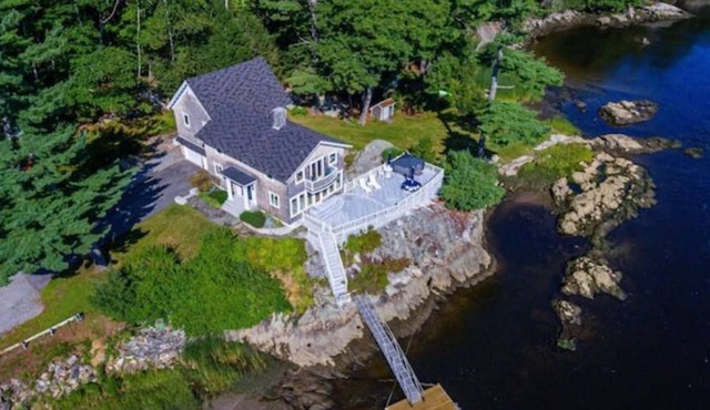 Luxury Waterfront Private Property with Hot Tub in Bath