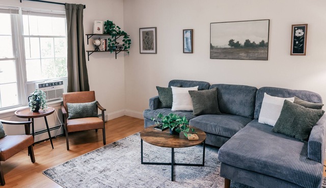 MaineStay Central Bangor Townhouse Near airport & Acadia Park w washer & dryer,