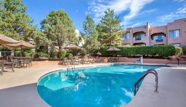 Make Your Trip More Enjoyable! Kitchen, Onsite Pool and Free Parking!