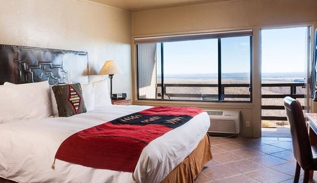 Making The Best Memories Along The Way! 2 Units w/Parking, Lounge, Restaurant