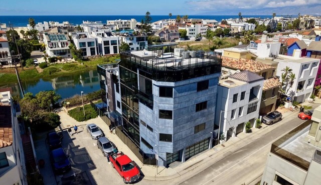 Marina del Rey Canal-Front Modern Estate w/Rooftop Pool, Spa & Theater