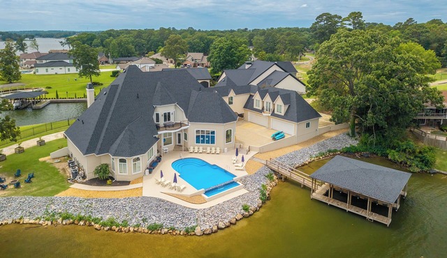 Marlin Houzz: Lake Estate with Infinity Pool!
