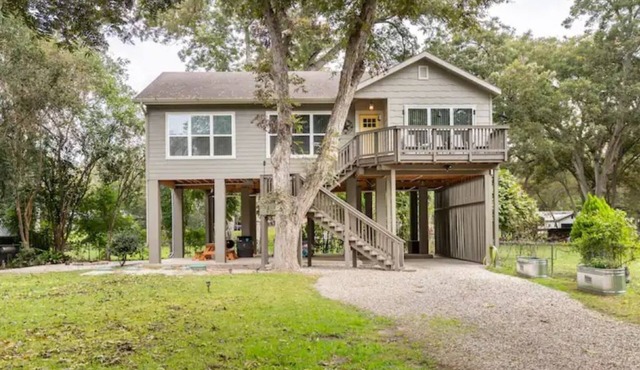McQueeney Tree-House near lake