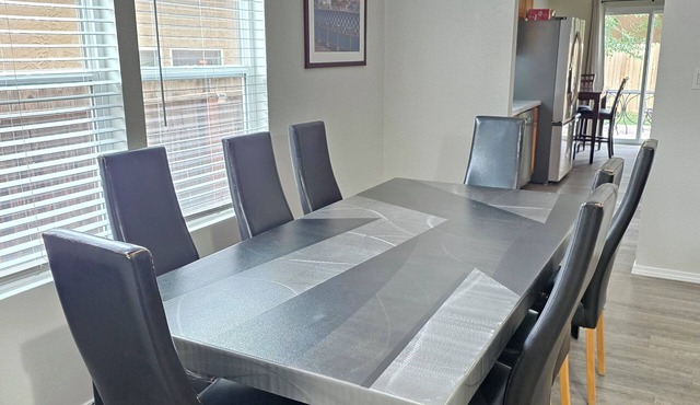 Metro Dreamzz” 4 bedroom, Pets Welcome, 5G Fiber Wifi !
