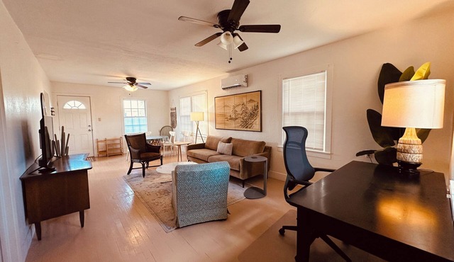 Mid-century Bungalow near Hot Springs for weekly/monthly rentals