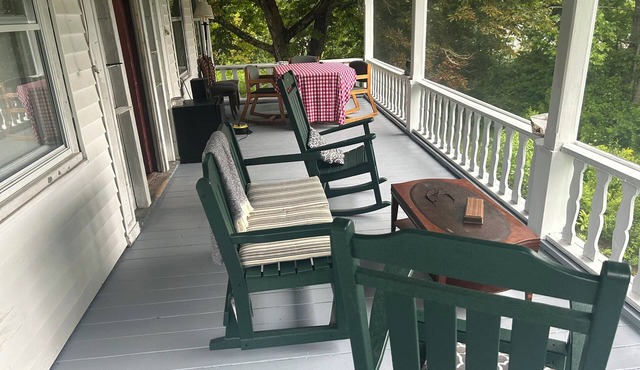 Middle of Everywhere - 4 BR Waterfront!