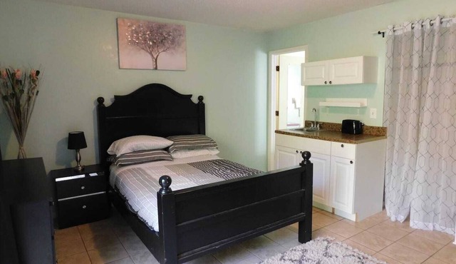 Midterm Room by Safety Harbor w/Private Bath & Entry
