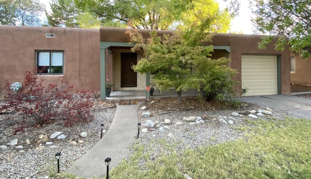Minutes from the Airport, KAFB, UNM, and the historic Nob Hill!