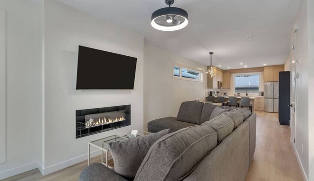 Modern 2BR/2BA Suite: 5-Min Walk to LRT & Golf with Garage Parking