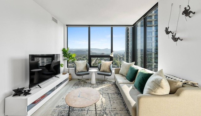 Modern 2BR Condo in Downtown Kelowna