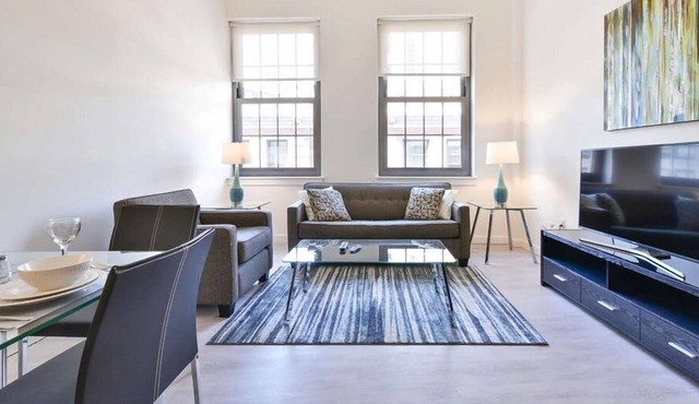 Modern 2BR | Full Kitchen | Downtown | Close to Hospital