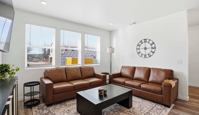 Modern 4BR Home in Eagle | Sleeps 11 | Pool, Park, Near Boise in Eagle