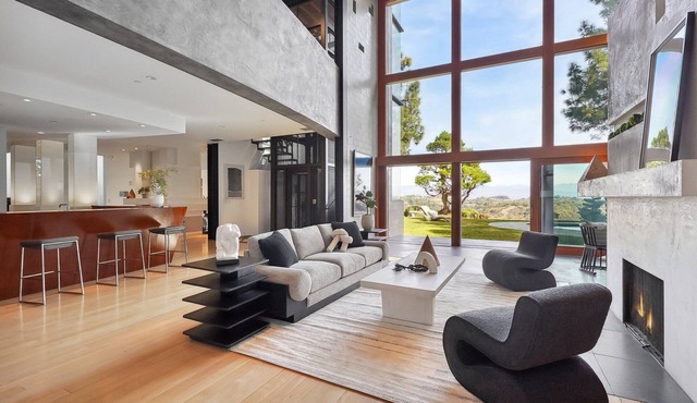 Modern 6 BR Villa, with View and pool in Los Angeles