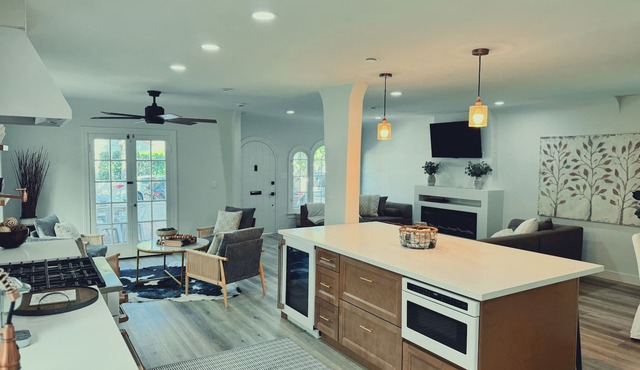 Modern Belmont Shore Beach House. Walk to Sand. Sleeps 8. Patio + Balcony.