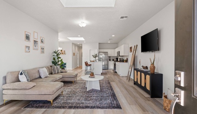 MODERN COMFORT 3BR HOME NEAR AIRPORT & NETFLIX