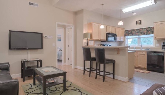 Modern Condo Next to Downtown & Stadium