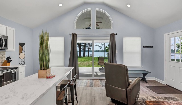 Modern Couples Retreat . Lakefront . Private Dock