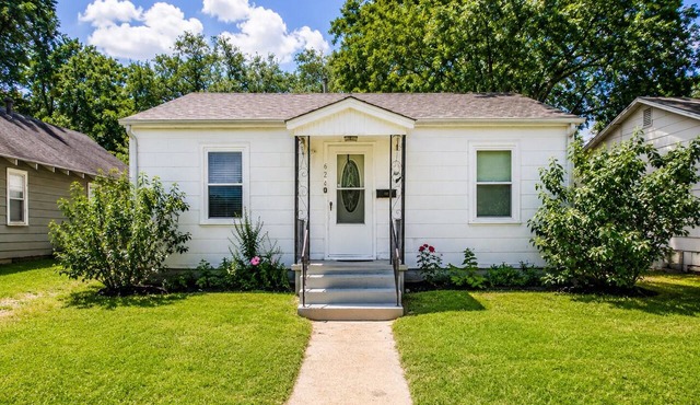 Modern Cozy Cottage Minutes to Lake & Downtown