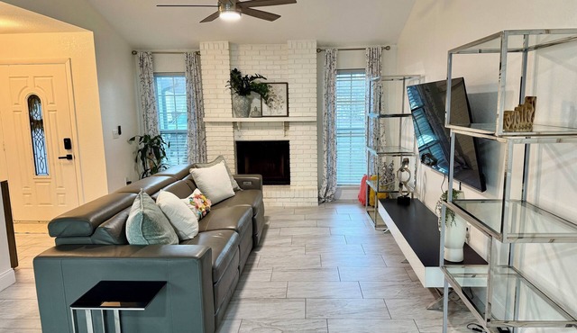 Modern Family and Pet friendly 3Br 2 Baths Home/Patio near Downtown Lakeland.